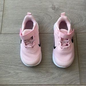 Nike kids sneakers || Pearl pink || size 9C